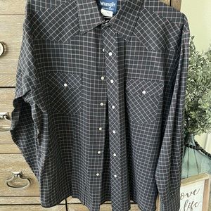 Wrangler button up long sleeve shirt